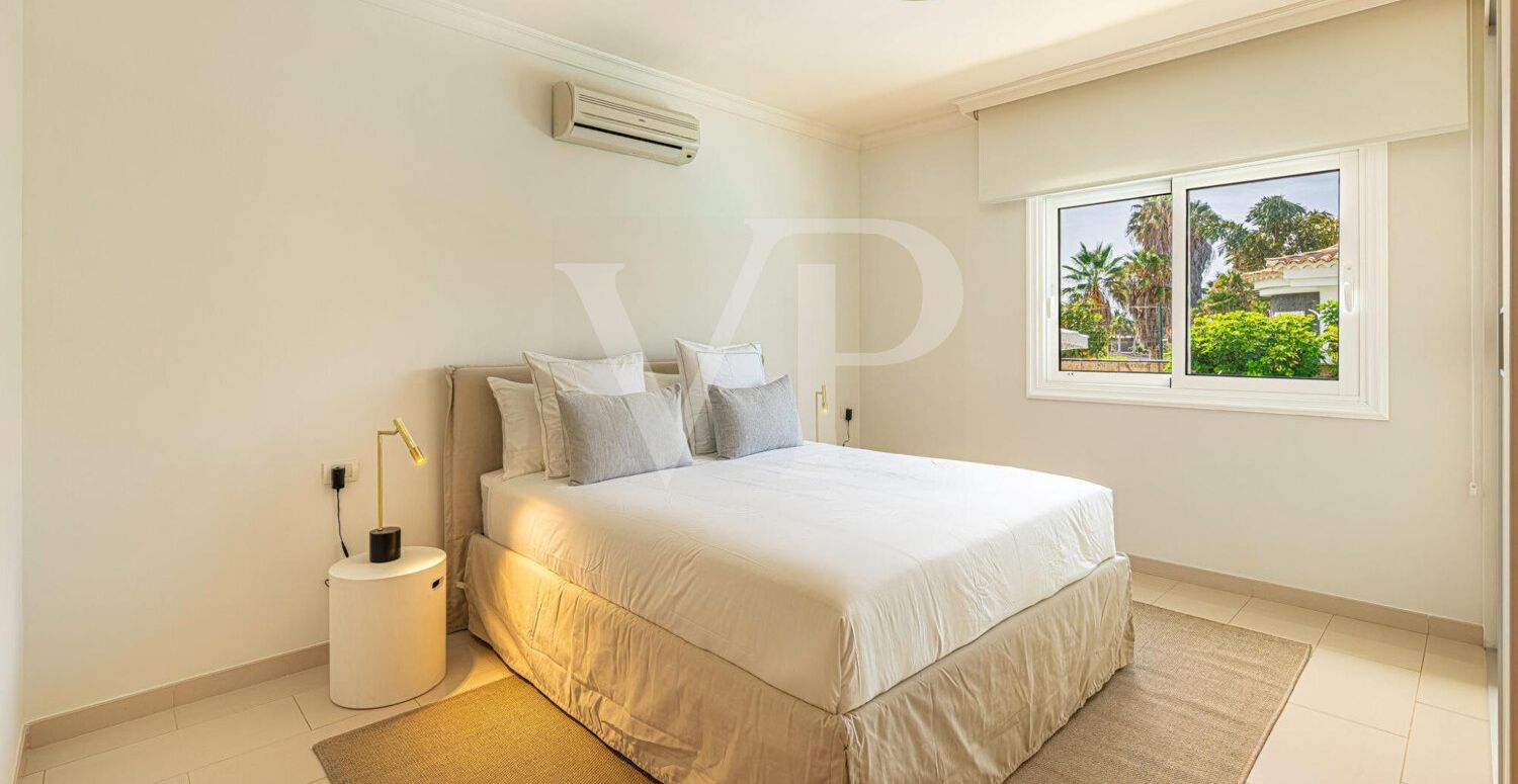Elegante Villa en primera línea de Golf Costa Adeje con vistas al Mar y a la Montaña