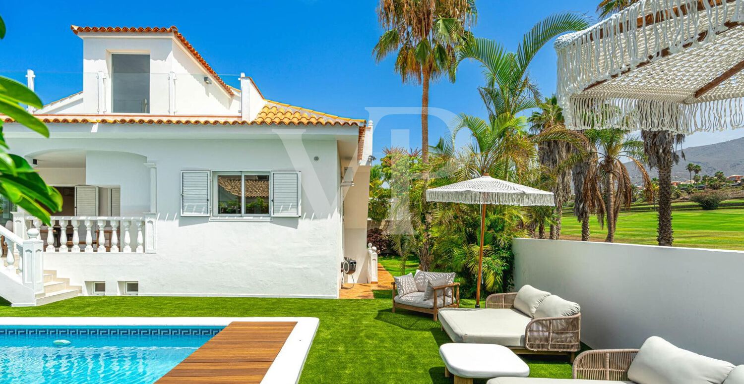 Elegante Villa en primera línea de Golf Costa Adeje con vistas al Mar y a la Montaña