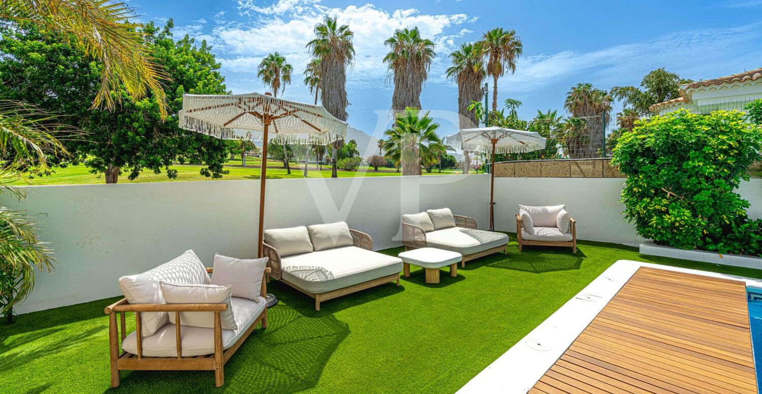 Elegante Villa en primera línea de Golf Costa Adeje con vistas al Mar y a la Montaña