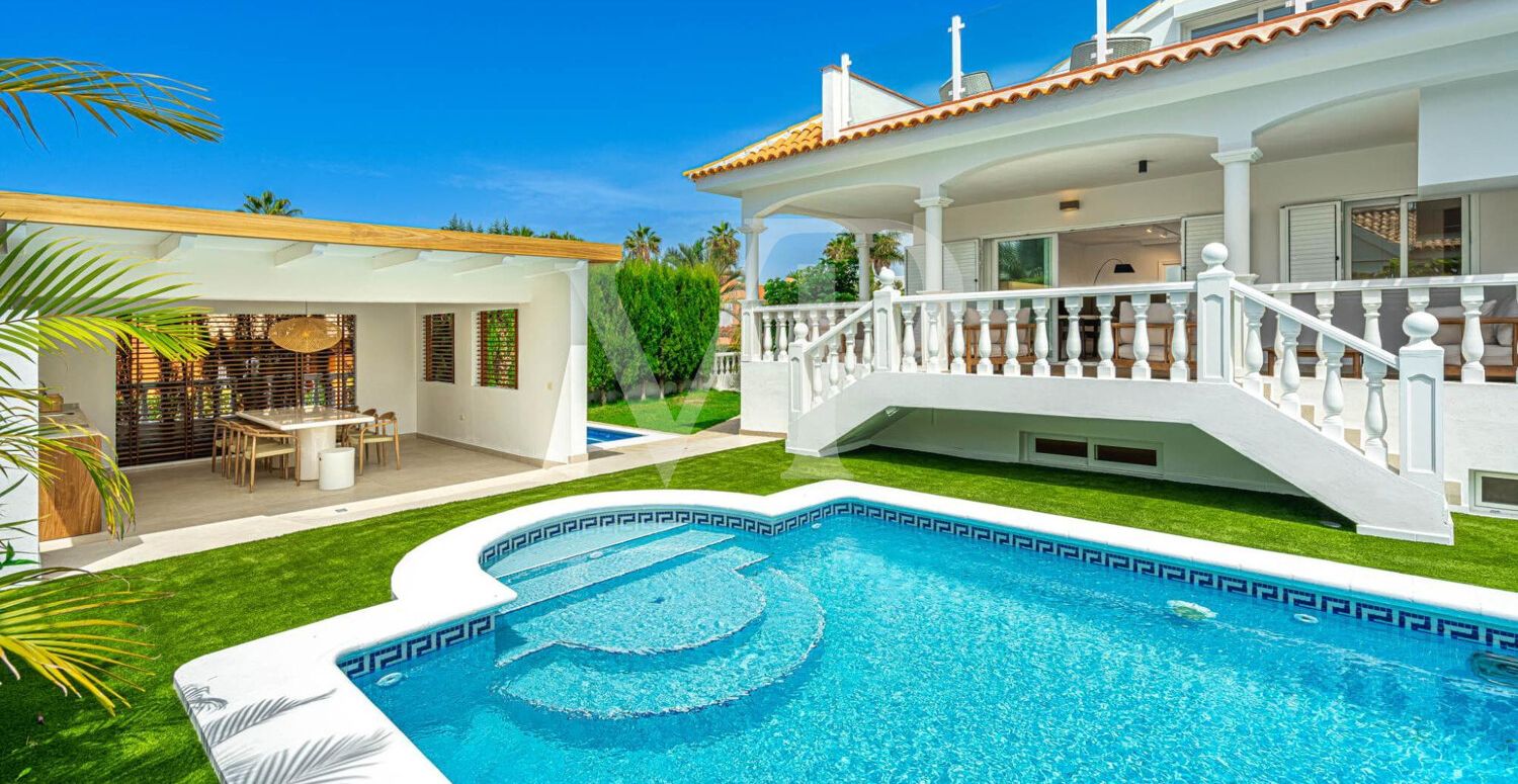 Elegante Villa en primera línea de Golf Costa Adeje con vistas al Mar y a la Montaña