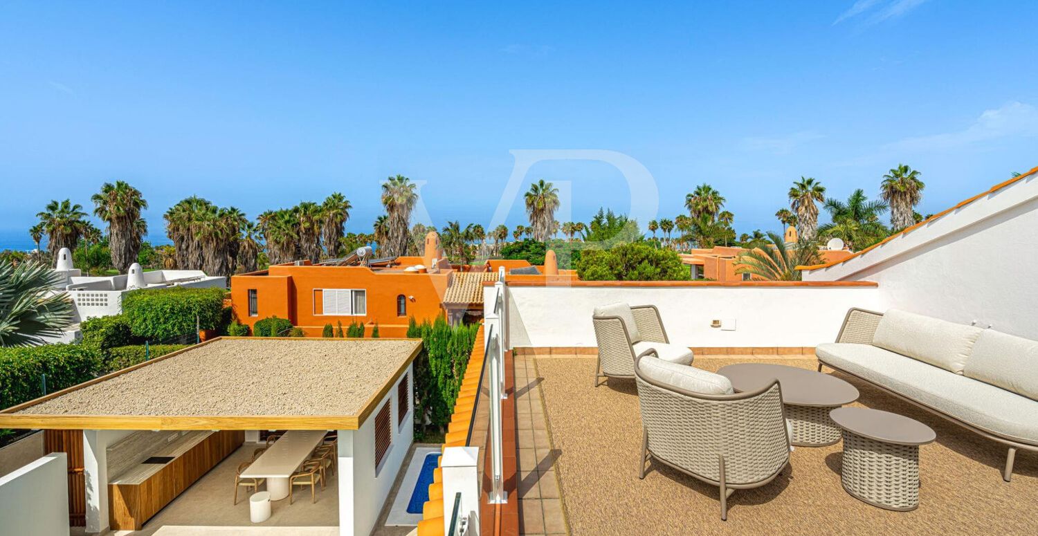 Elegante Villa en primera línea de Golf Costa Adeje con vistas al Mar y a la Montaña