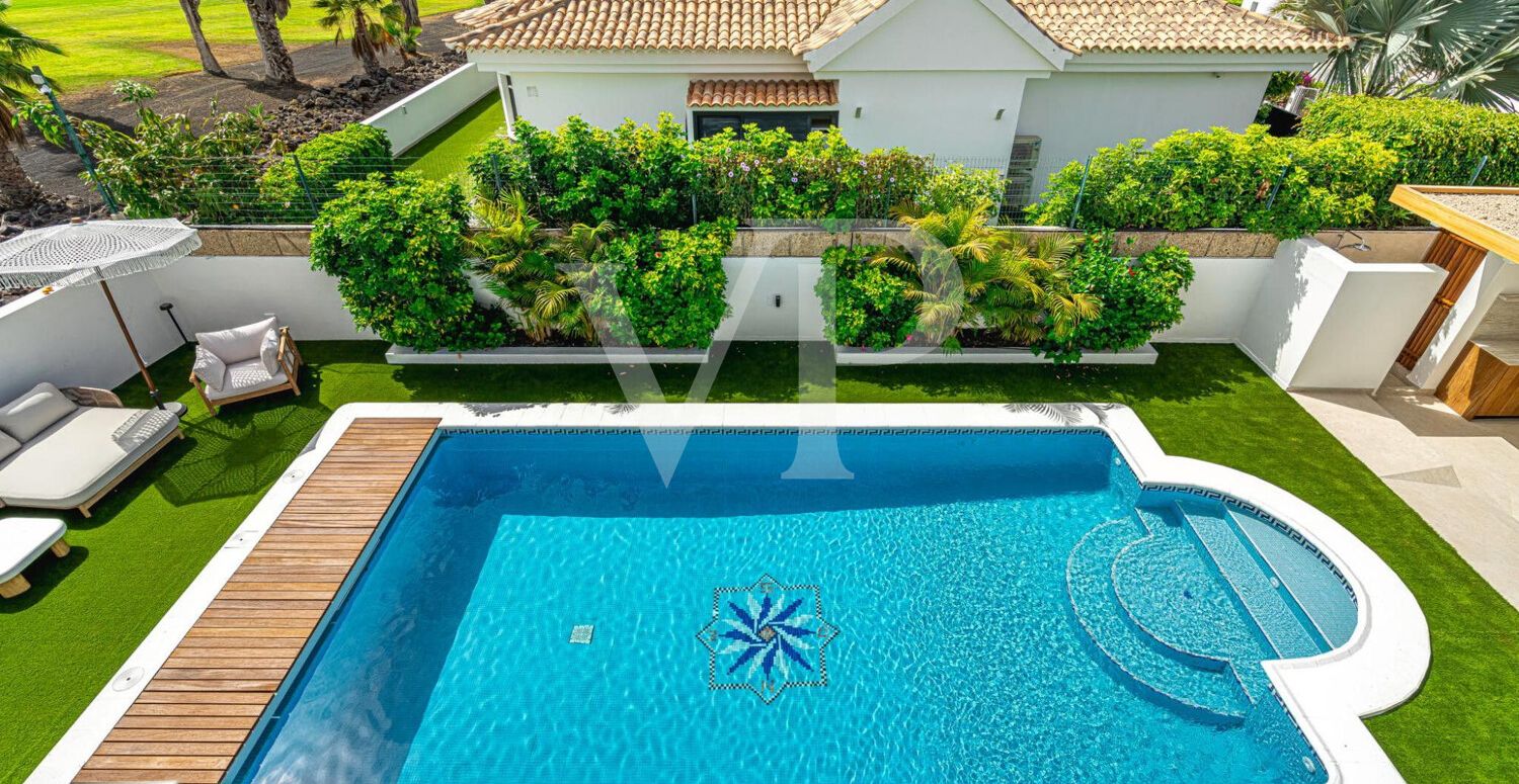 Elegante Villa en primera línea de Golf Costa Adeje con vistas al Mar y a la Montaña