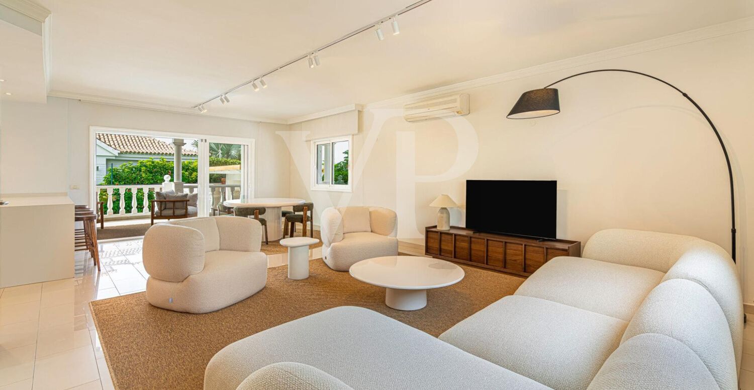 Elegante Villa en primera línea de Golf Costa Adeje con vistas al Mar y a la Montaña