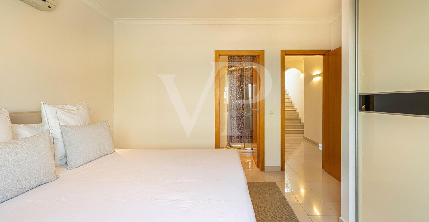 Elegante Villa en primera línea de Golf Costa Adeje con vistas al Mar y a la Montaña