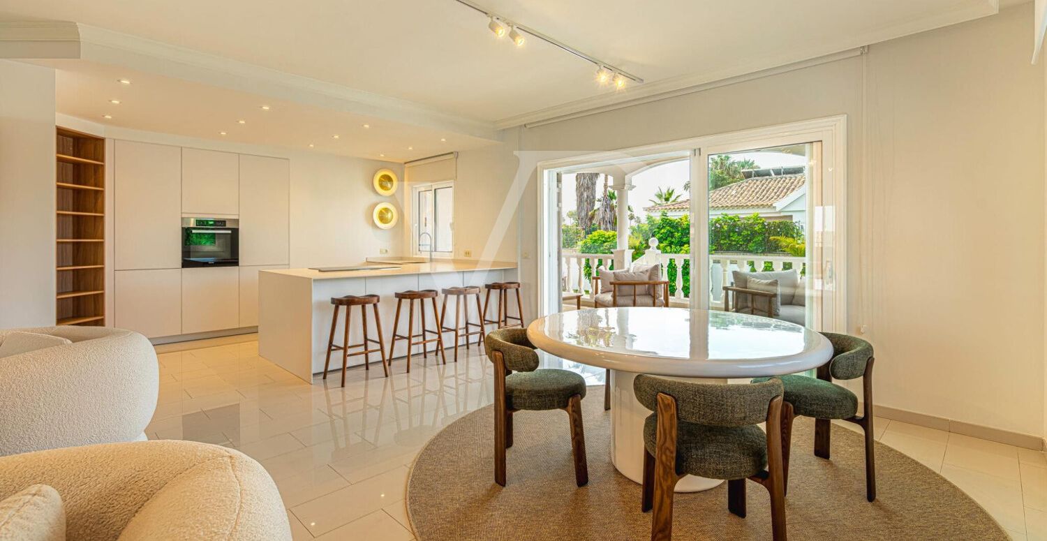 Elegante Villa en primera línea de Golf Costa Adeje con vistas al Mar y a la Montaña