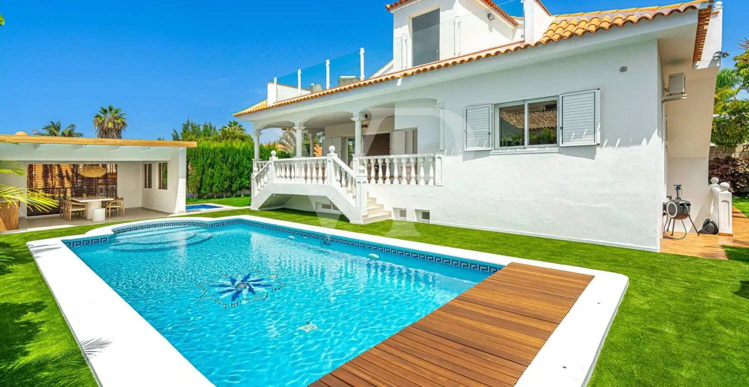 Lenyűgöző villa közvetlenül a Costa Adeje golfpályán, tengerre és hegyekre néző kilátással