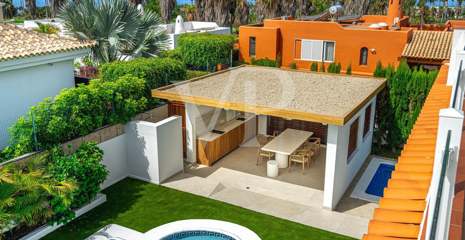 Elegante Villa en primera línea de Golf Costa Adeje con vistas al Mar y a la Montaña