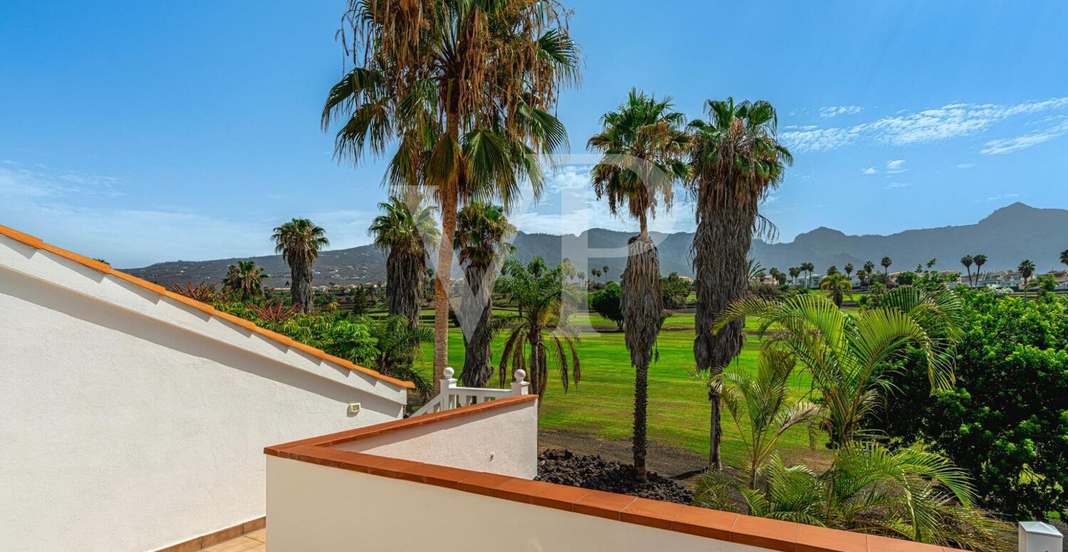 Elegante Villa en primera línea de Golf Costa Adeje con vistas al Mar y a la Montaña