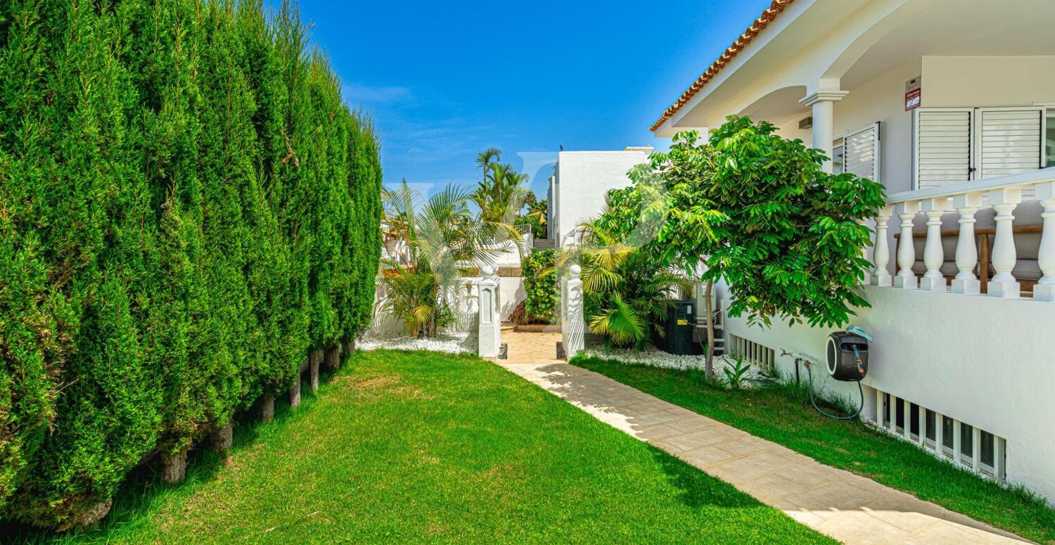 Elegante Villa en primera línea de Golf Costa Adeje con vistas al Mar y a la Montaña