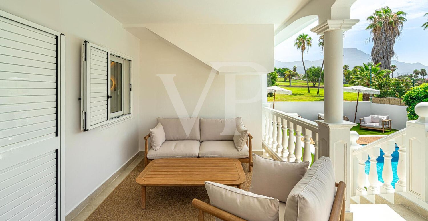 Elegante Villa en primera línea de Golf Costa Adeje con vistas al Mar y a la Montaña