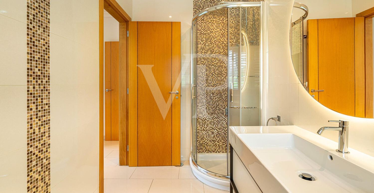 Elegante Villa en primera línea de Golf Costa Adeje con vistas al Mar y a la Montaña