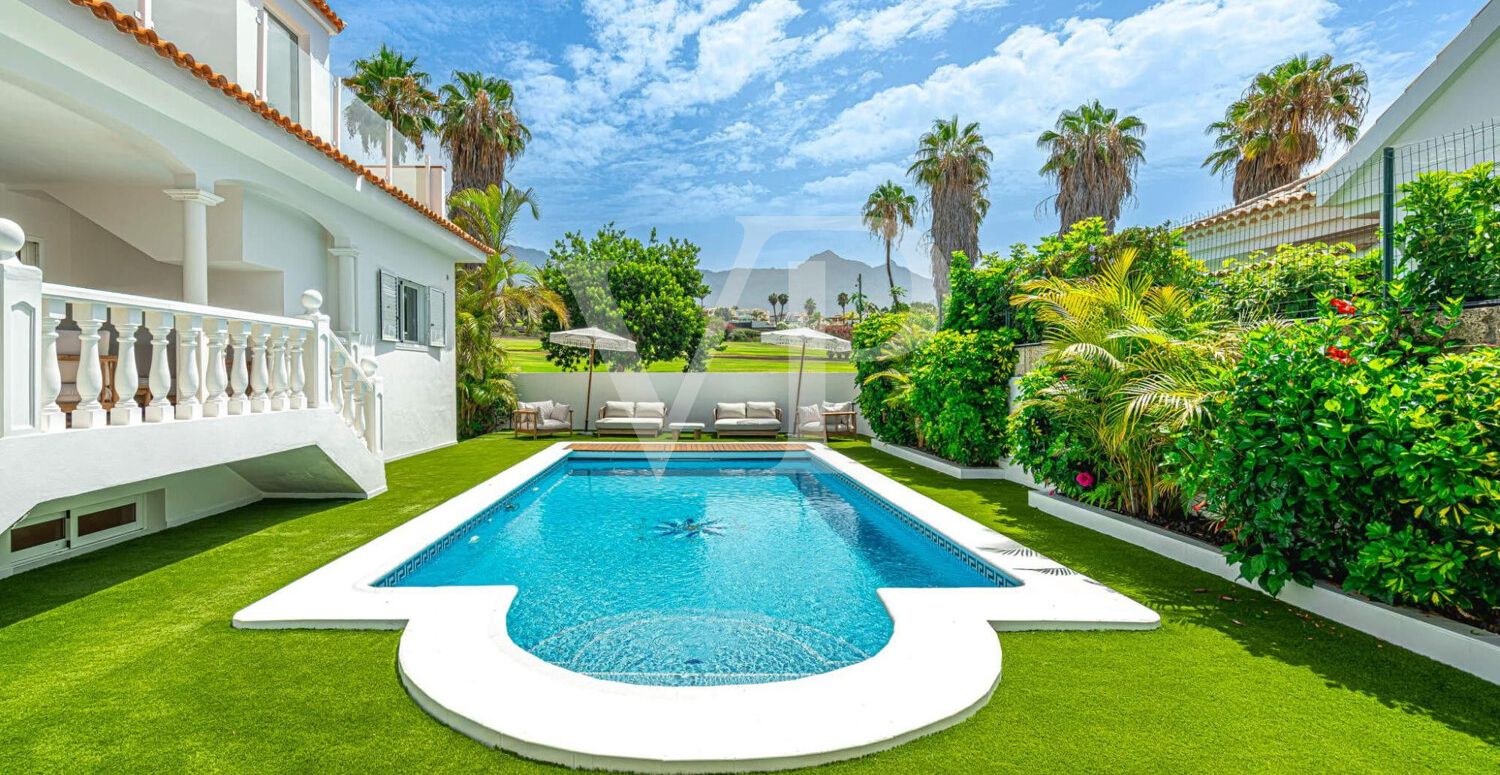 Elegante Villa en primera línea de Golf Costa Adeje con vistas al Mar y a la Montaña