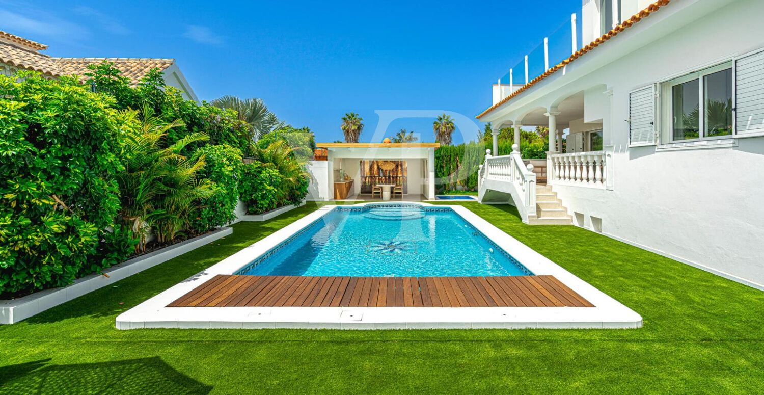 Elegante Villa en primera línea de Golf Costa Adeje con vistas al Mar y a la Montaña