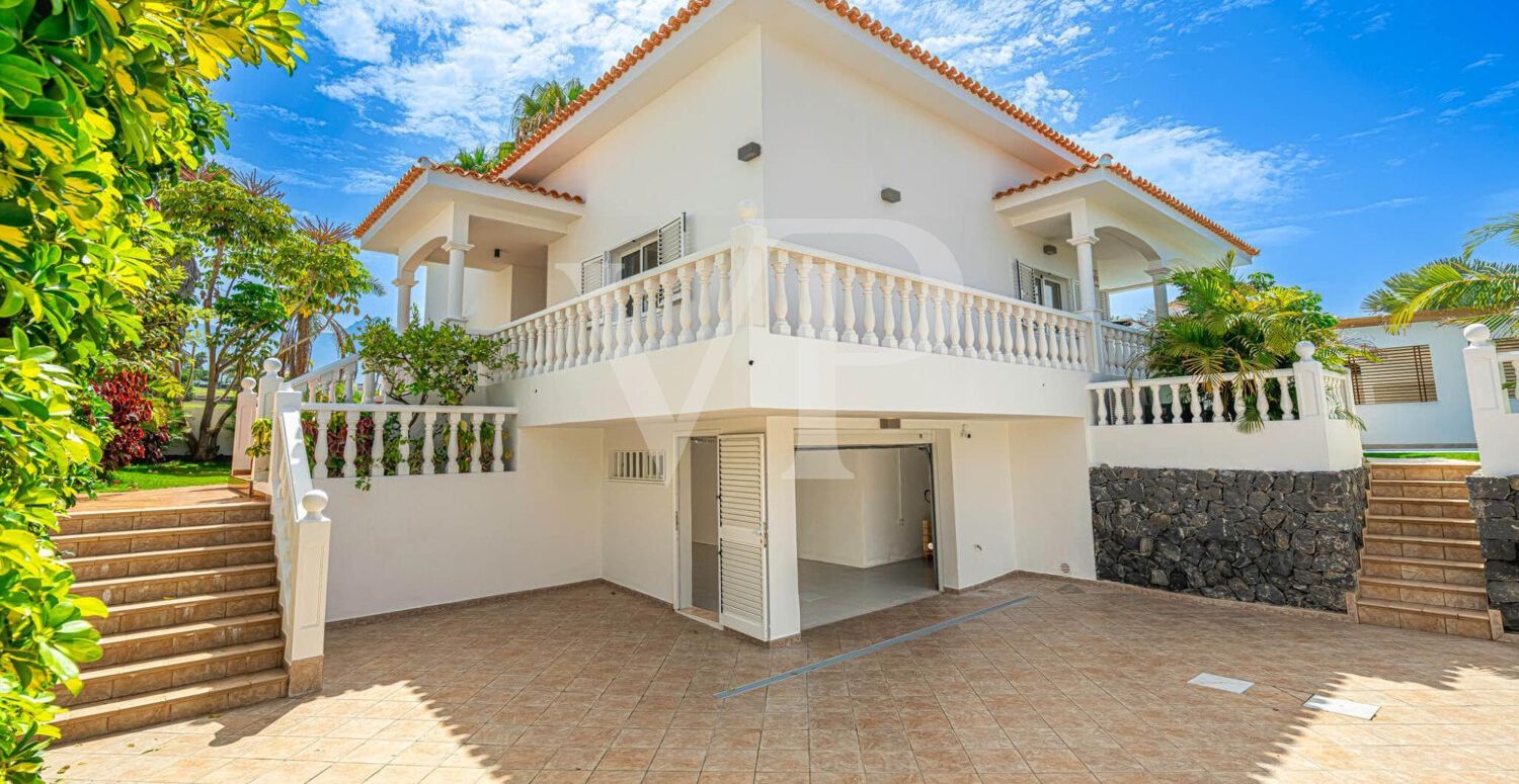 Elegante Villa en primera línea de Golf Costa Adeje con vistas al Mar y a la Montaña