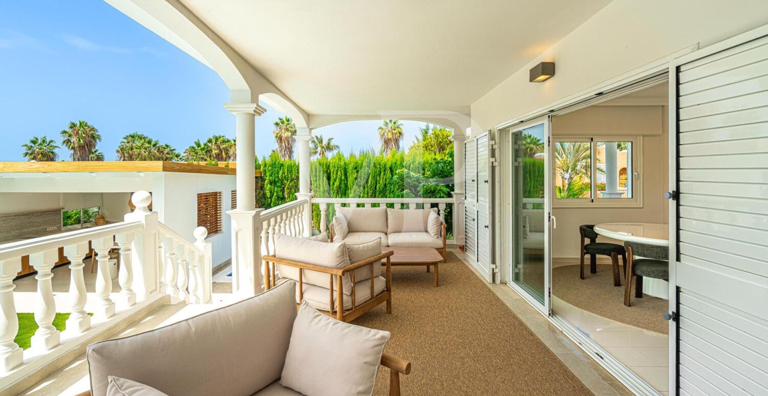 Elegante Villa en primera línea de Golf Costa Adeje con vistas al Mar y a la Montaña