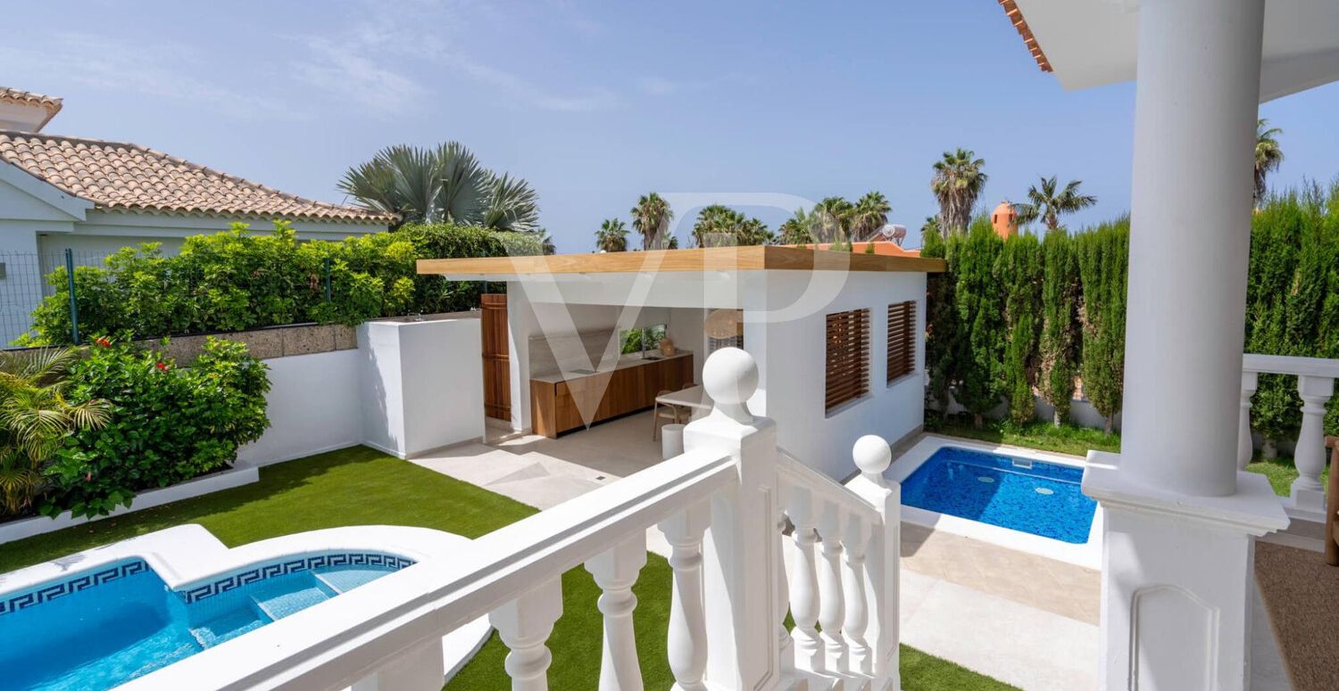 Elegante Villa en primera línea de Golf Costa Adeje con vistas al Mar y a la Montaña