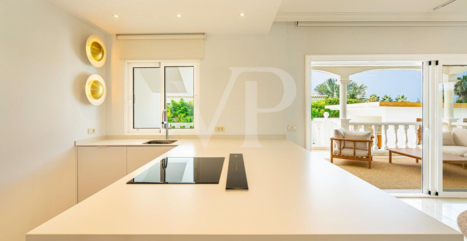 Elegante Villa en primera línea de Golf Costa Adeje con vistas al Mar y a la Montaña