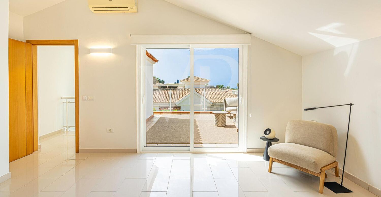 Elegante Villa en primera línea de Golf Costa Adeje con vistas al Mar y a la Montaña