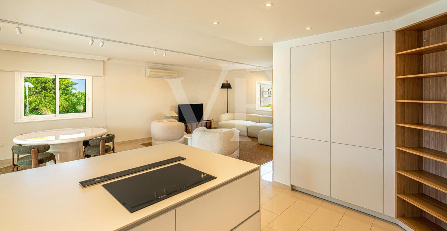 Elegante Villa en primera línea de Golf Costa Adeje con vistas al Mar y a la Montaña
