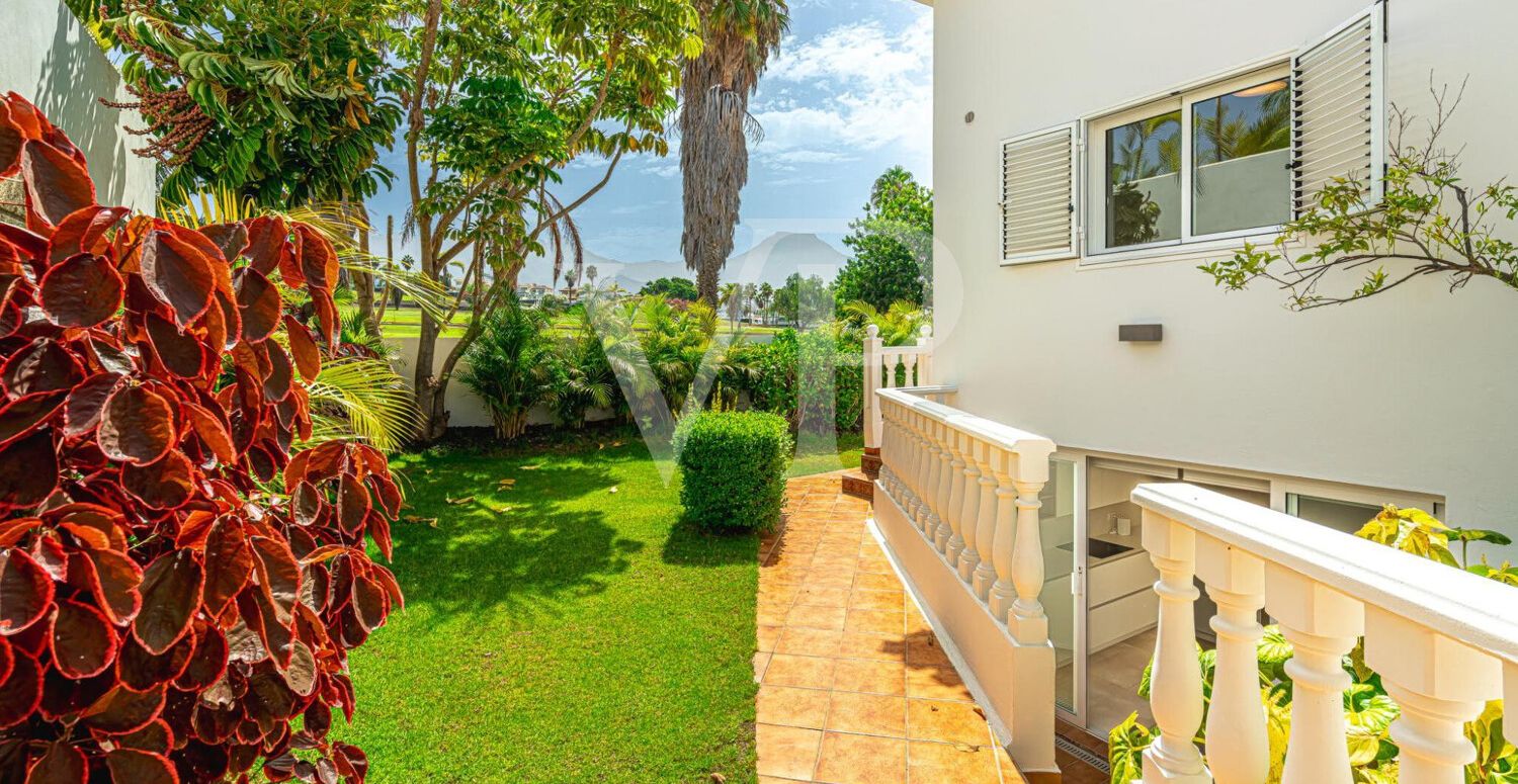 Elegante Villa en primera línea de Golf Costa Adeje con vistas al Mar y a la Montaña