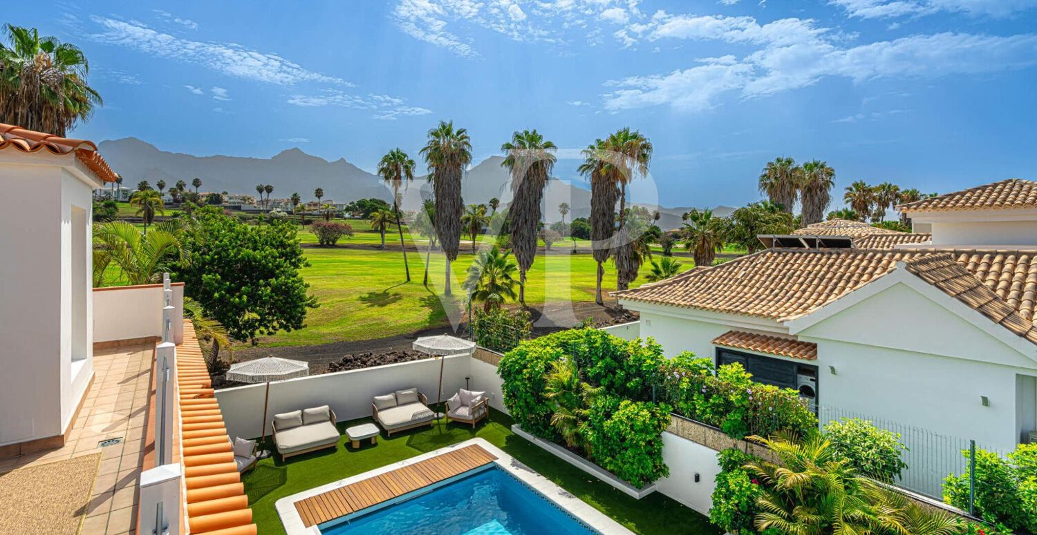 Elegante Villa en primera línea de Golf Costa Adeje con vistas al Mar y a la Montaña