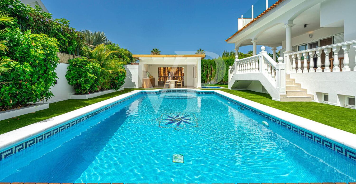 Elegante Villa en primera línea de Golf Costa Adeje con vistas al Mar y a la Montaña
