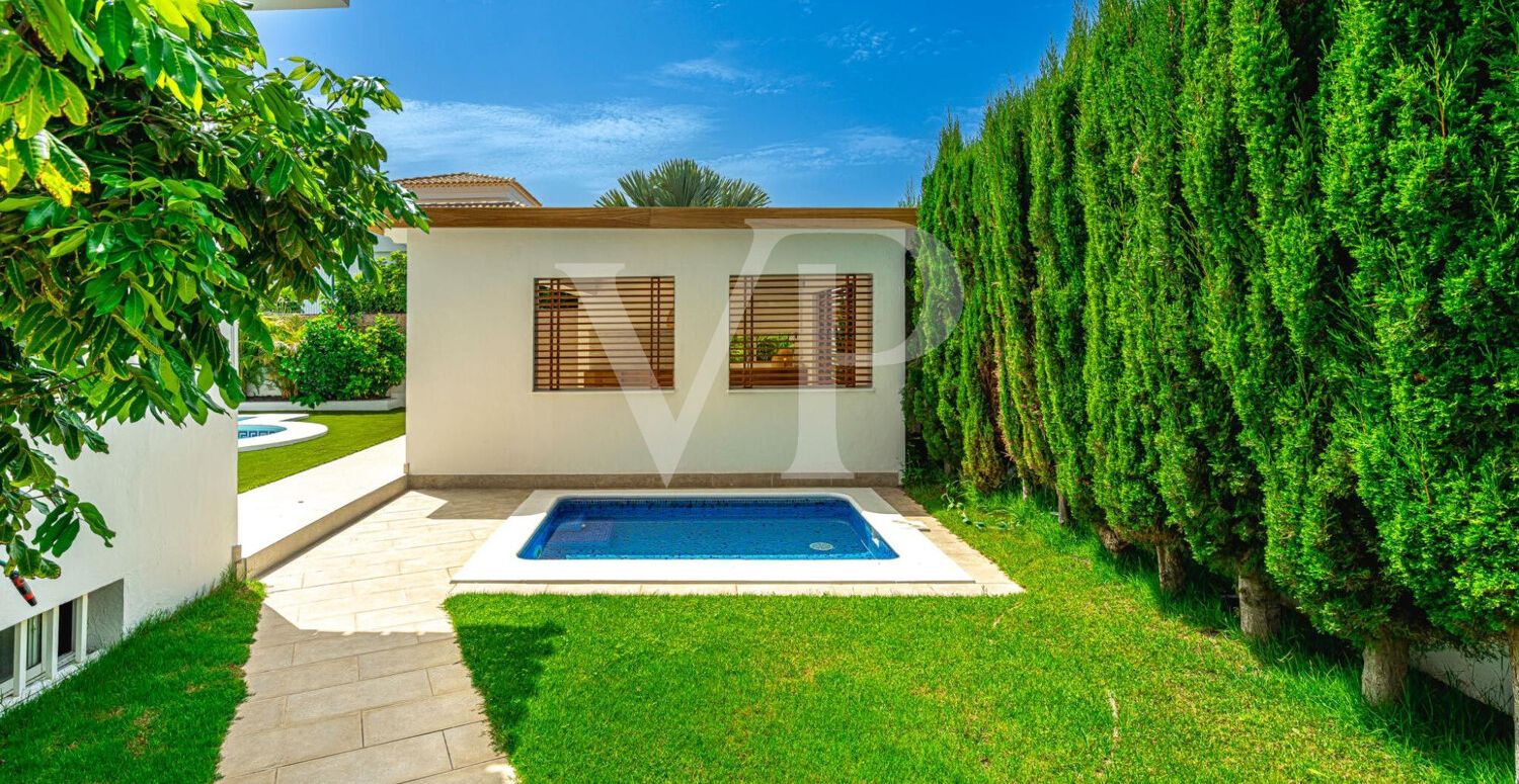 Elegante Villa en primera línea de Golf Costa Adeje con vistas al Mar y a la Montaña