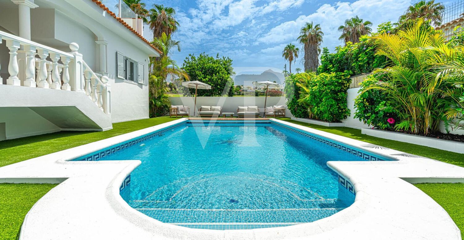 Elegante Villa en primera línea de Golf Costa Adeje con vistas al Mar y a la Montaña