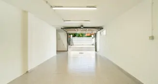 von_poll_real_estate_property_ES253185466_image_233