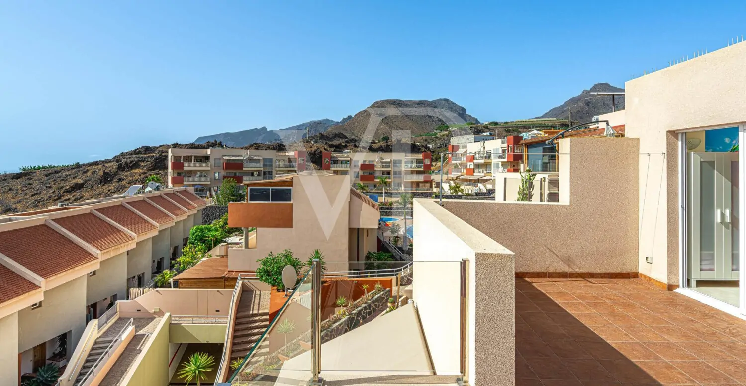 Charming end-terrace house with sea view in Puerto de Santiago