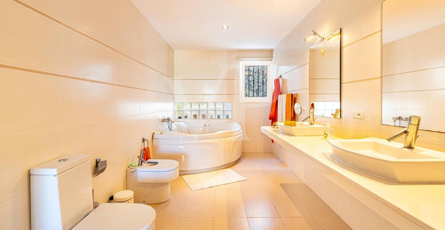 Charming Corner Apartment in Playa Paraíso with a Large Terrace