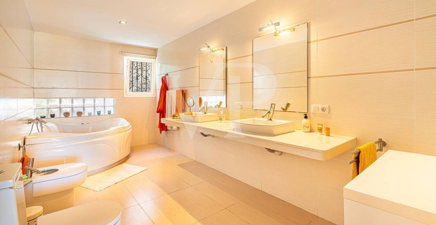 Charming Corner Apartment in Playa Paraíso with a Large Terrace