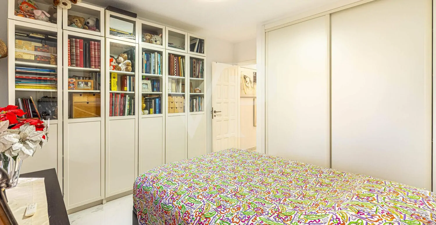 Attraktive zwei Schlafzimmer Wohnung in Strandlage