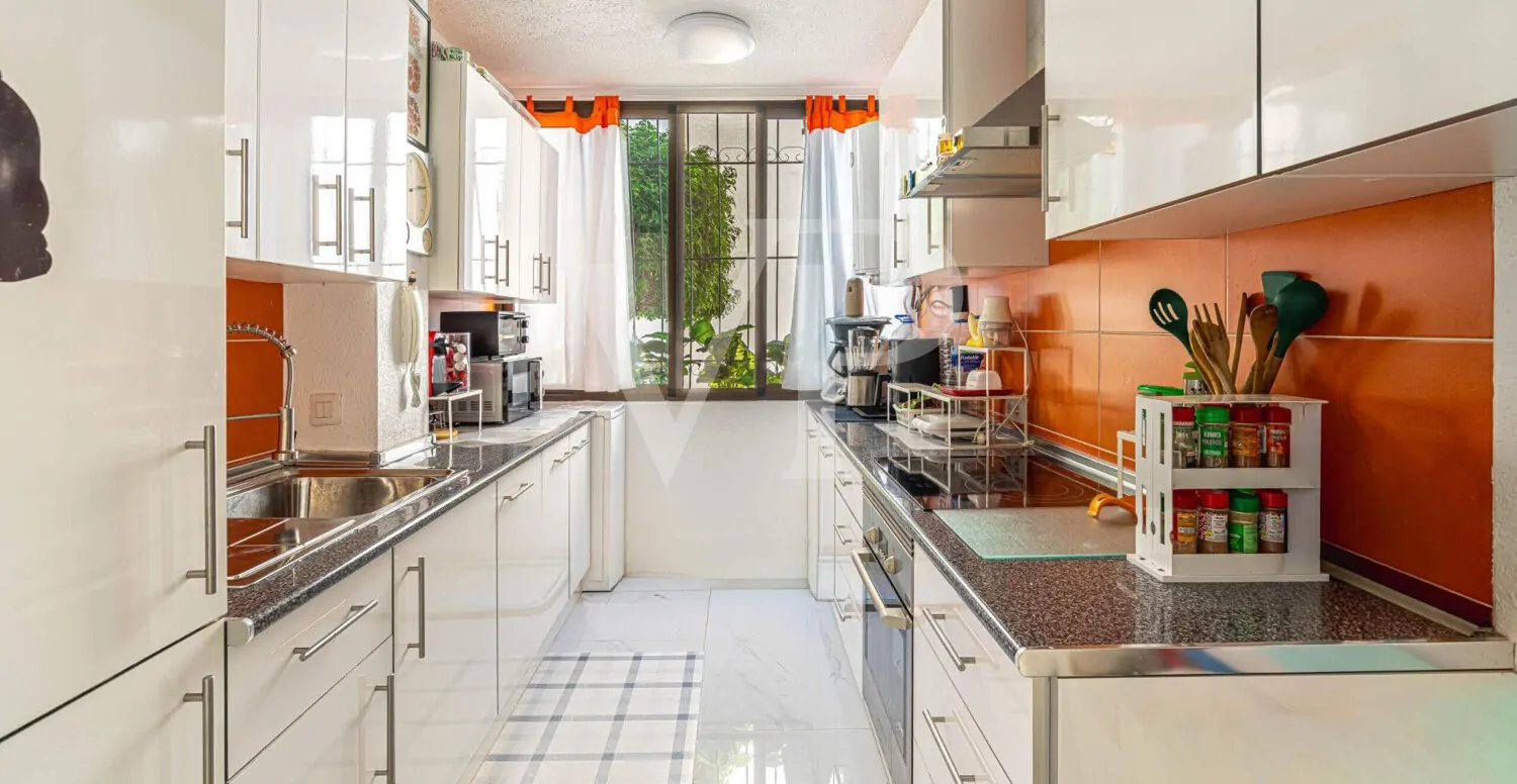 Attraktive zwei Schlafzimmer Wohnung in Strandlage