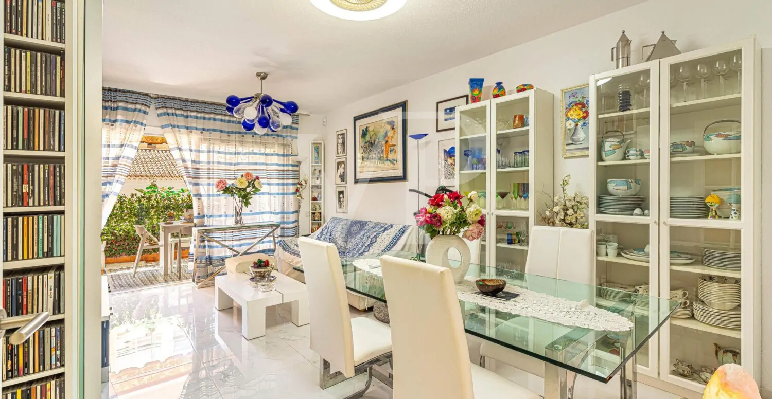 Attraktive zwei Schlafzimmer Wohnung in Strandlage