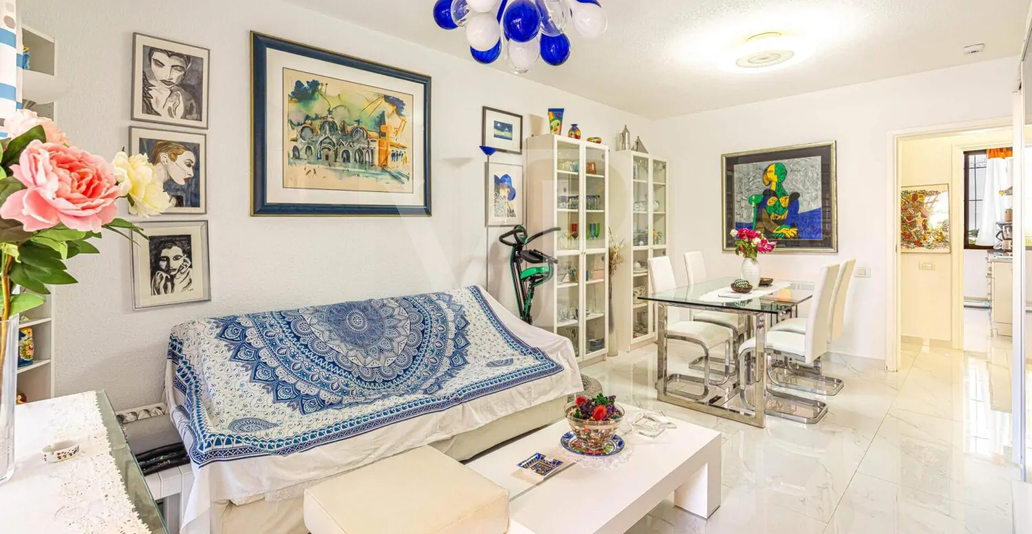 Attraktive zwei Schlafzimmer Wohnung in Strandlage