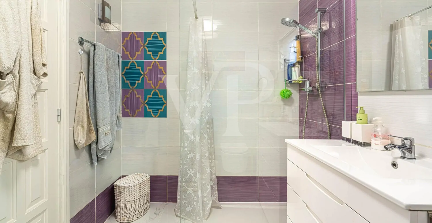 Attraktive zwei Schlafzimmer Wohnung in Strandlage