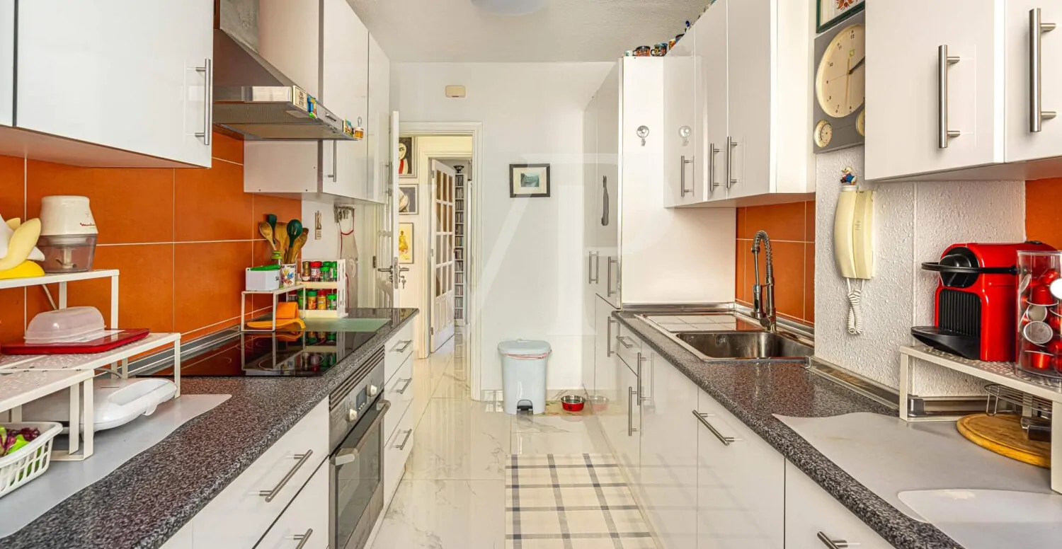 Attraktive zwei Schlafzimmer Wohnung in Strandlage