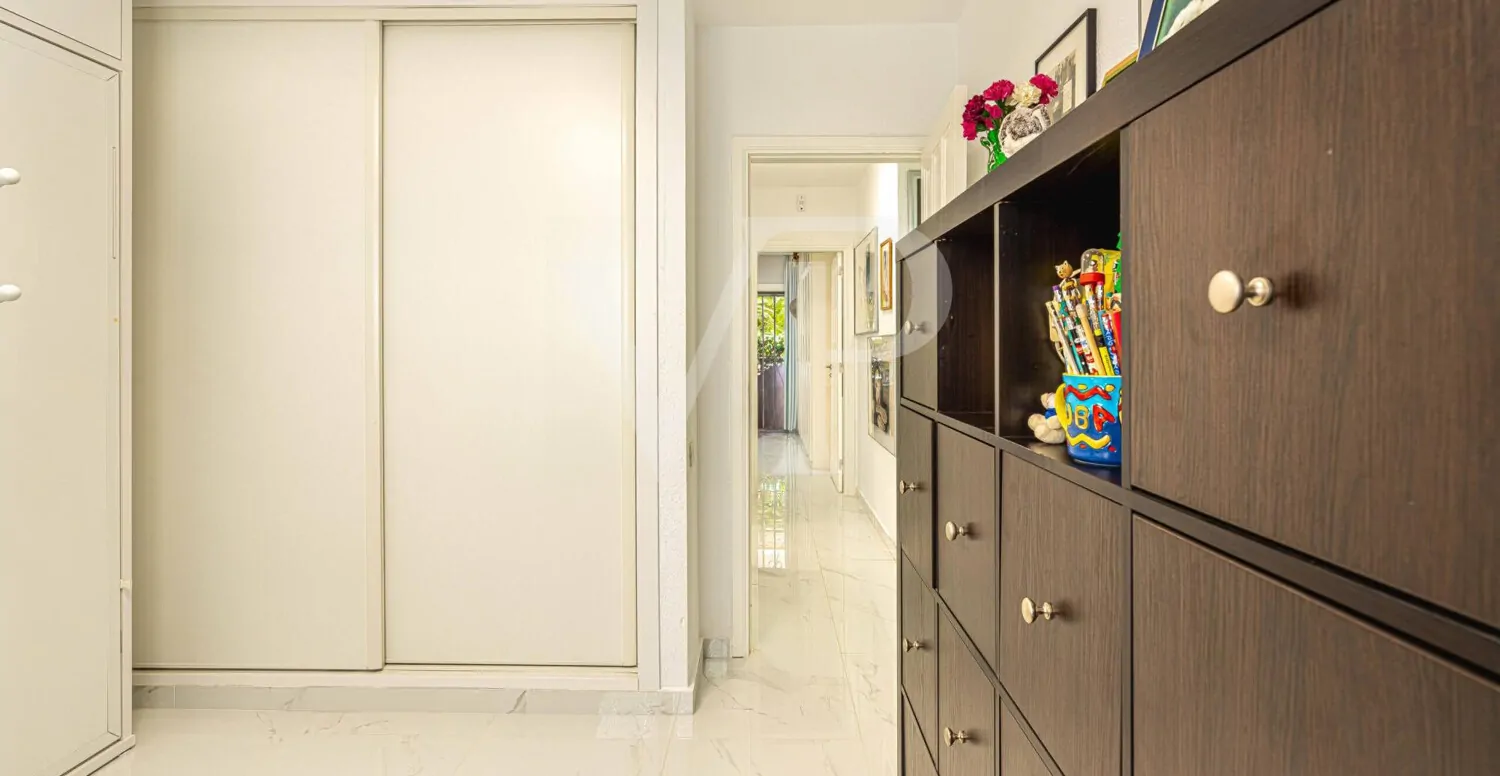 Attraktive zwei Schlafzimmer Wohnung in Strandlage