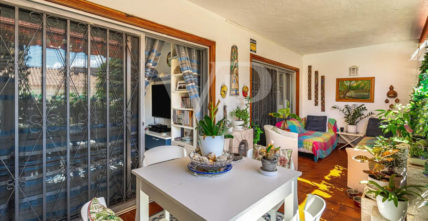 Attraktive zwei Schlafzimmer Wohnung in Strandlage