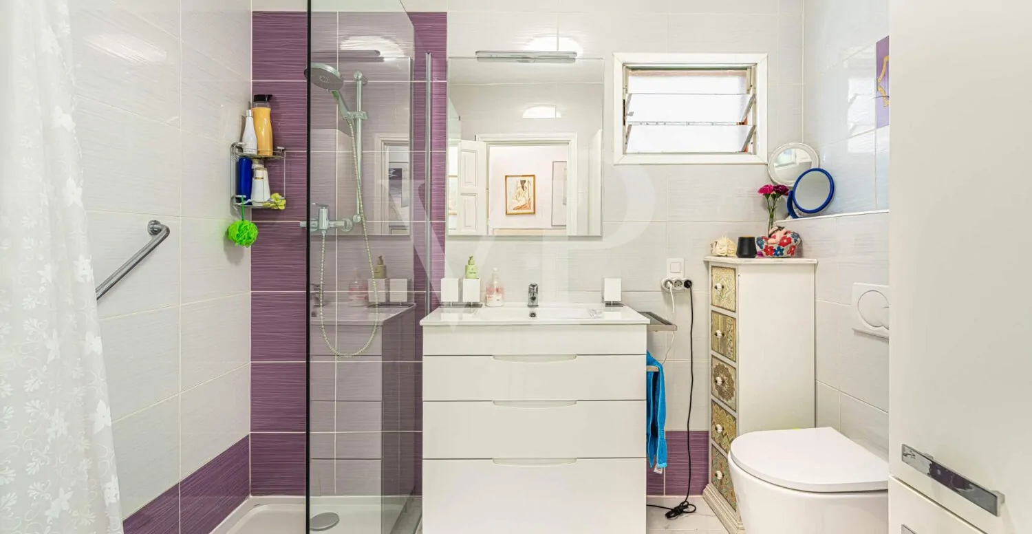 Attraktive zwei Schlafzimmer Wohnung in Strandlage