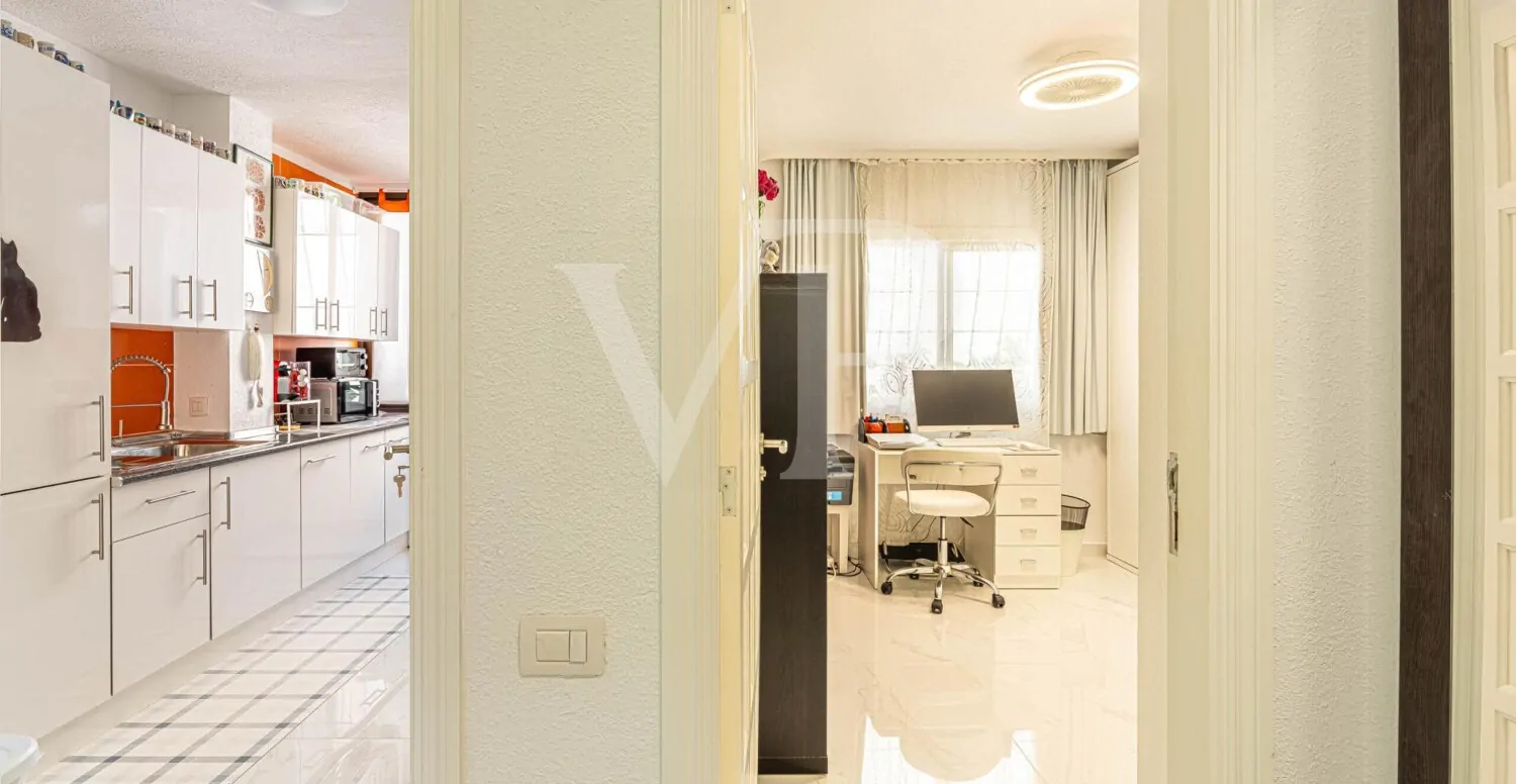 Attraktive zwei Schlafzimmer Wohnung in Strandlage