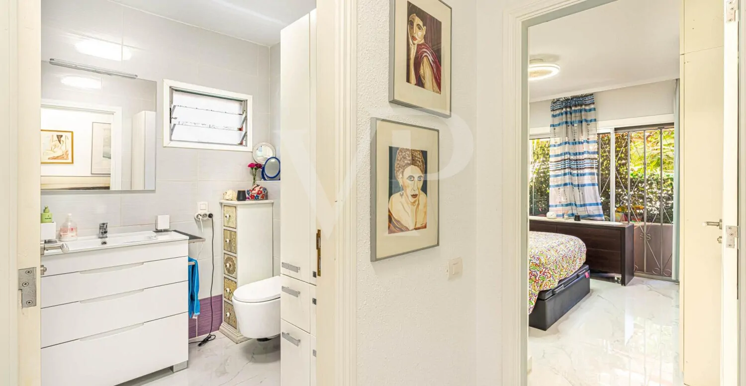 Attraktive zwei Schlafzimmer Wohnung in Strandlage