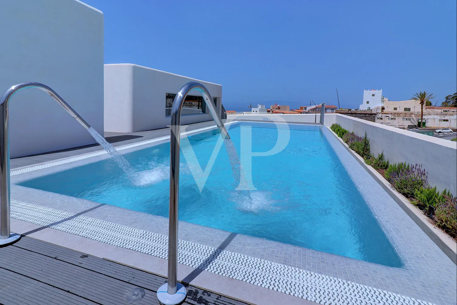 Moderne Erdgeschosswohnung im Herzen von Adeje mit Dachterrassen-Pool