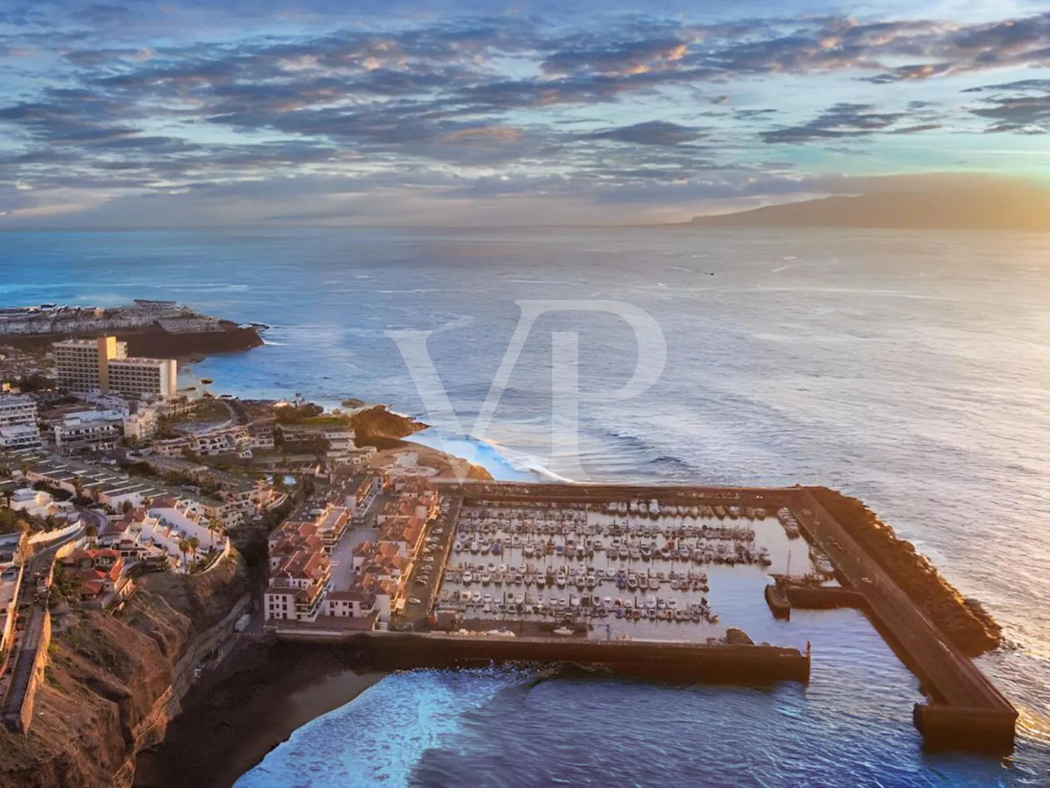 Ático encantador en Los Gigantes con vistas al mar y terraza privada