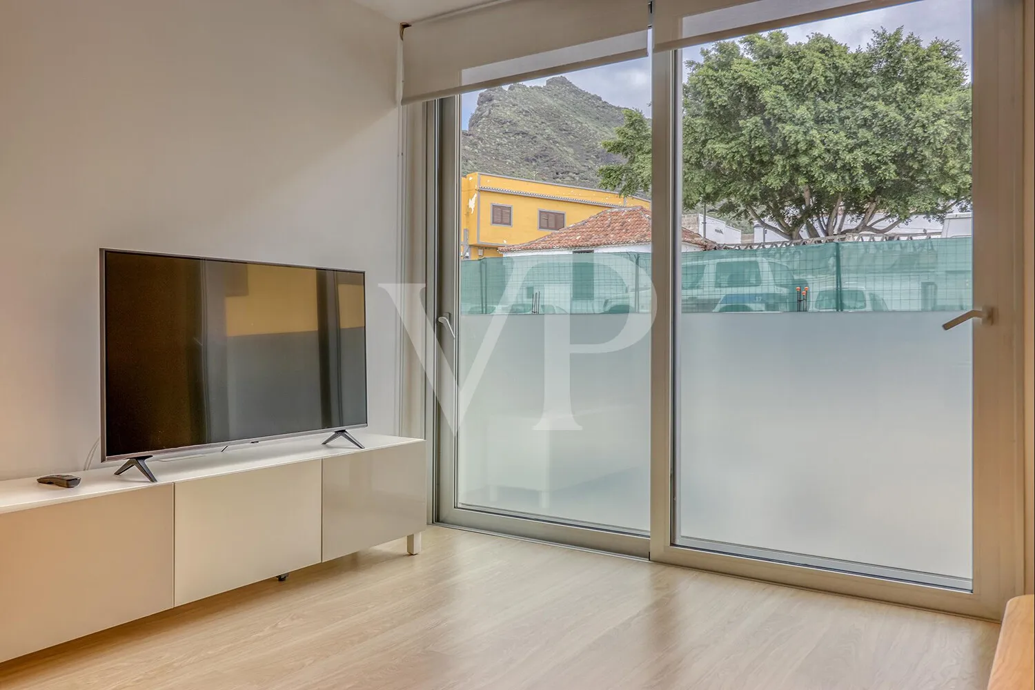 Moderne Erdgeschosswohnung im Herzen von Adeje mit Dachterrassen-Pool