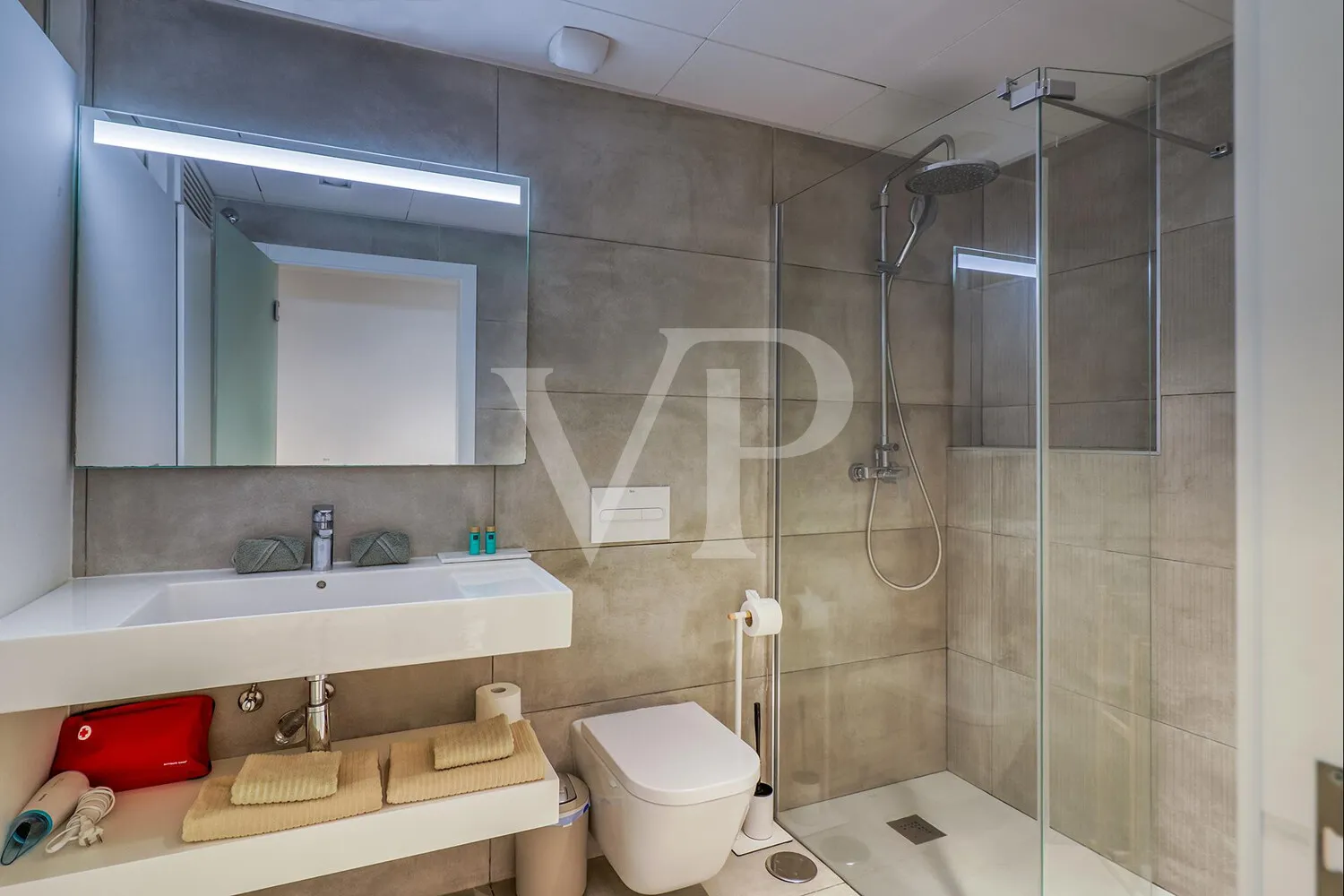Moderne Erdgeschosswohnung im Herzen von Adeje mit Dachterrassen-Pool