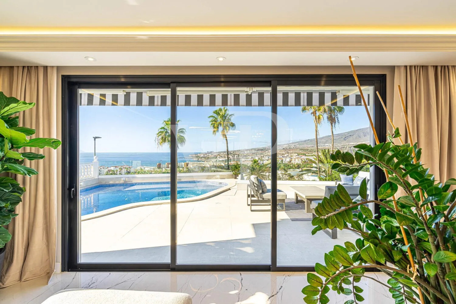 Elegante Villa modernizada en San Eugenio con vistas al mar