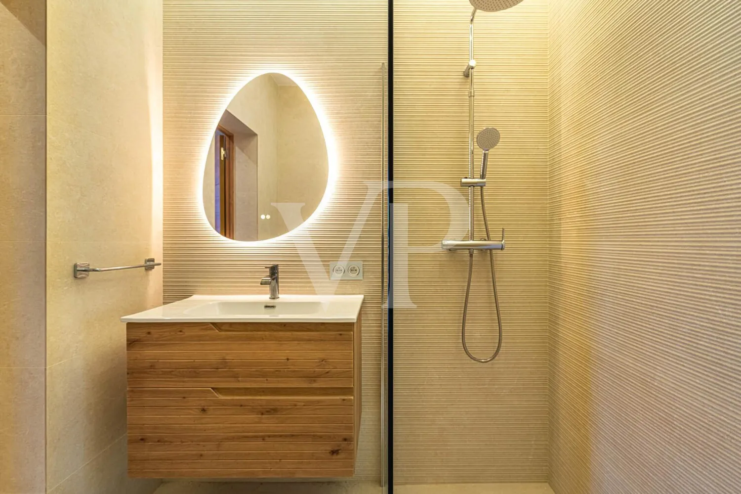 Elegante Villa modernizada en San Eugenio con vistas al mar