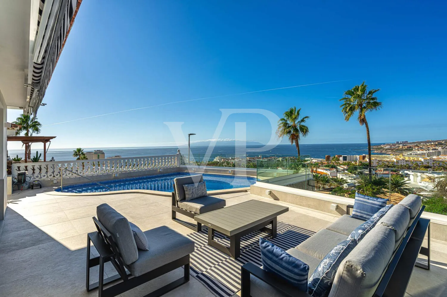 Elegante Villa modernizada en San Eugenio con vistas al mar